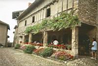 Perouges, Place du tilleul, Terrasse de restaurant (ancienne halle) (3)